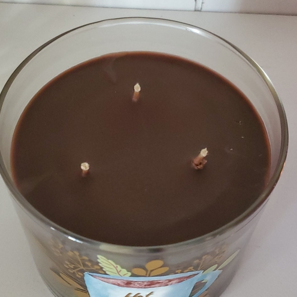 Bath & Body Works Candle 🕯 - Picture 3 of 4